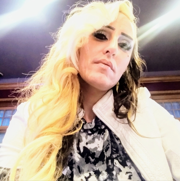 Meet your Posher, Melissa - Picture 2 of 7